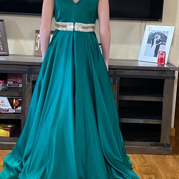 🔥Terani couture green ball gown with stone belt size 8 fits more like a 4 to 6 - Picture 2 of 3